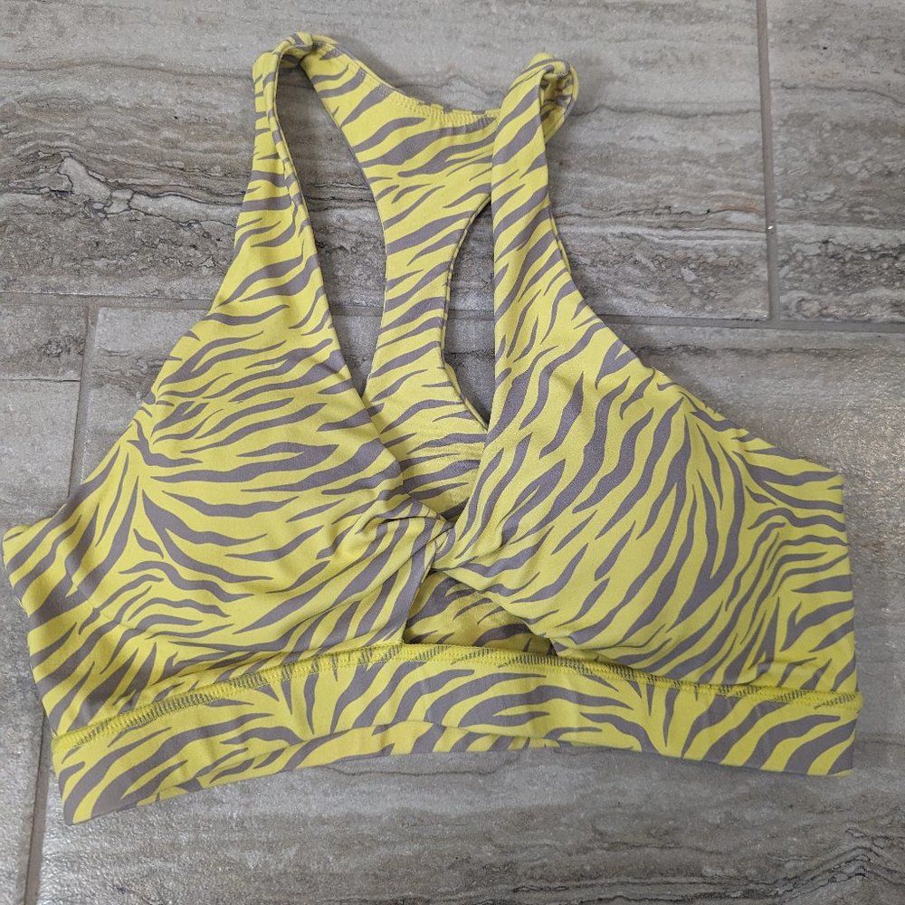 Noire Blanc twist front sports bra